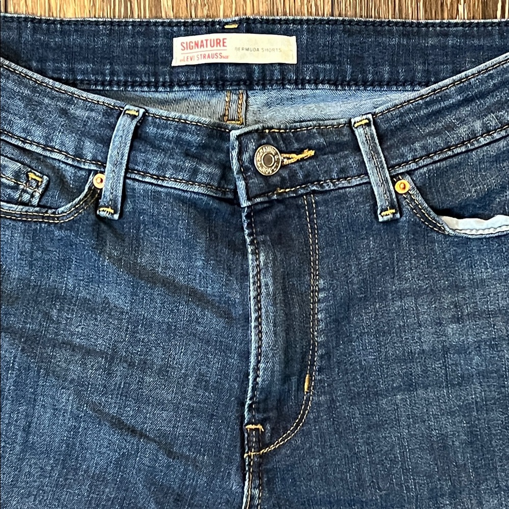 Signature by Levi's Strauss Women's Bermuda Shorts Size 8 W29 Blue Denim - Picture 2 of 13